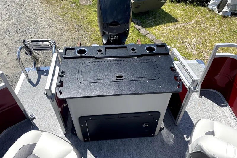 Slide: The Image of 2026 Sun Tracker Fishin' Barge 22 DLX boat interior with fishing station and seating. - 10