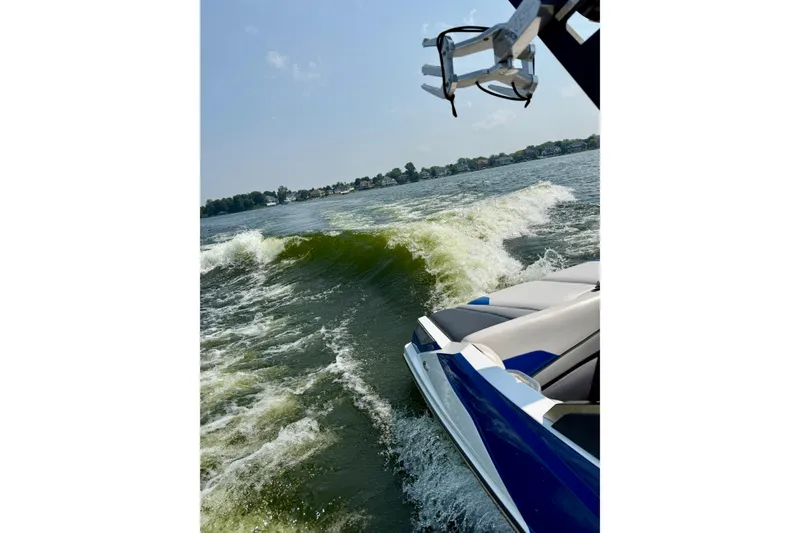 Slide: The Image of 2016 Axis A20 boat creating waves on a sunny lake. - 9