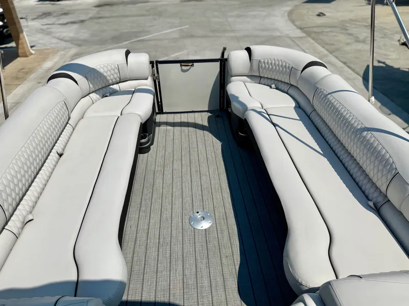Slide: The Image of Avalon Excalibur LTD Elite Windshield 27 W/ 350HP Mercury V10 2023 - 10