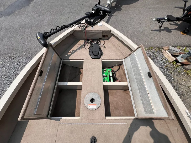 Slide: The Image of Crestliner 1750 Fish Hawk 2003 - 7