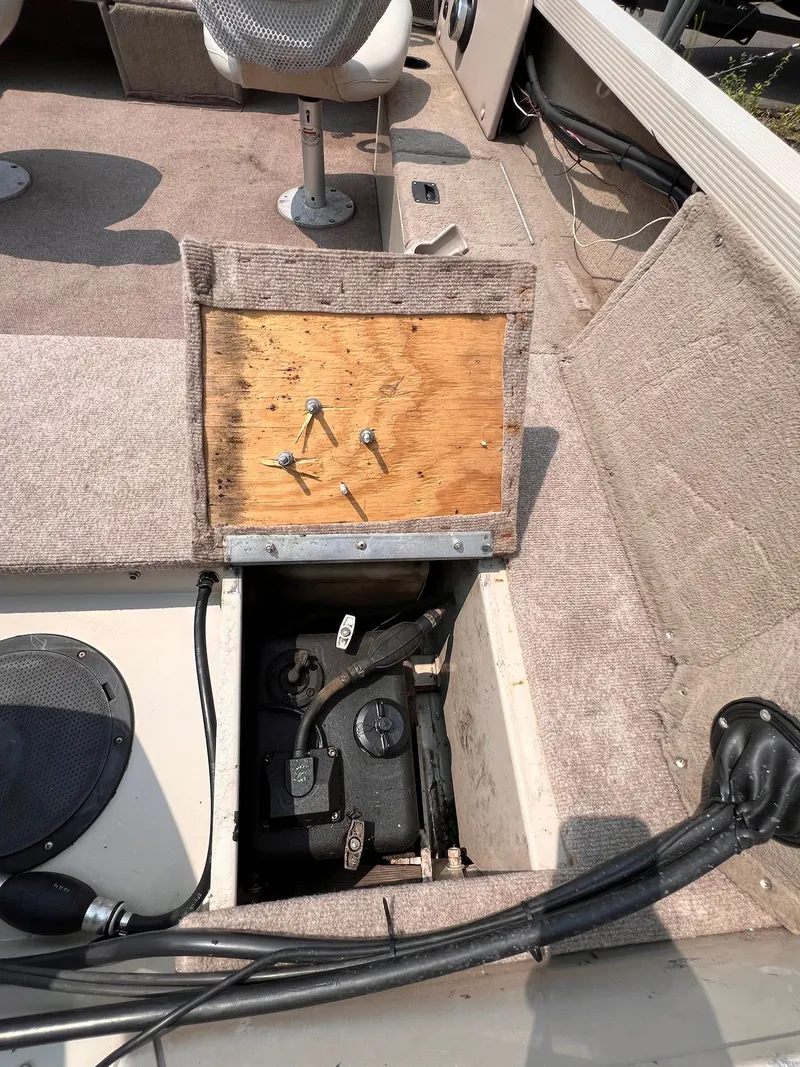 Slide: The Image of Crestliner 1750 Fish Hawk 2003 - 9