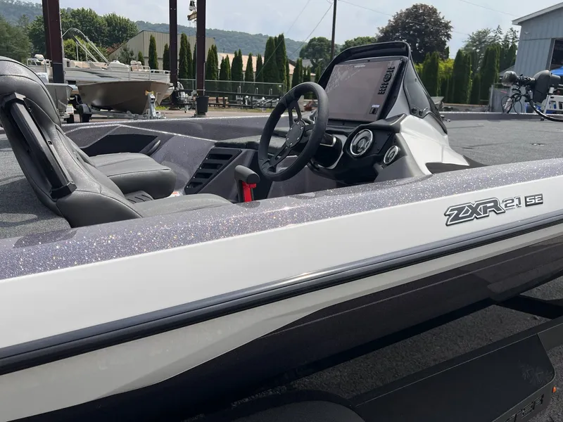 Slide: The Image of Skeeter ZXR21 SE 2025 - 12