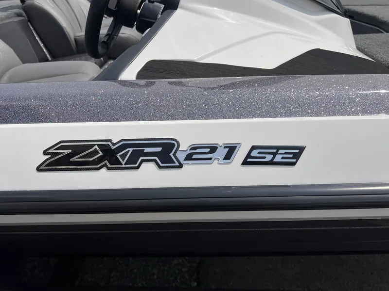 Slide: The Image of Skeeter ZXR21 SE 2025 - 4