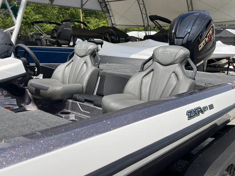 Slide: The Image of Skeeter ZXR21 SE 2025 - 8