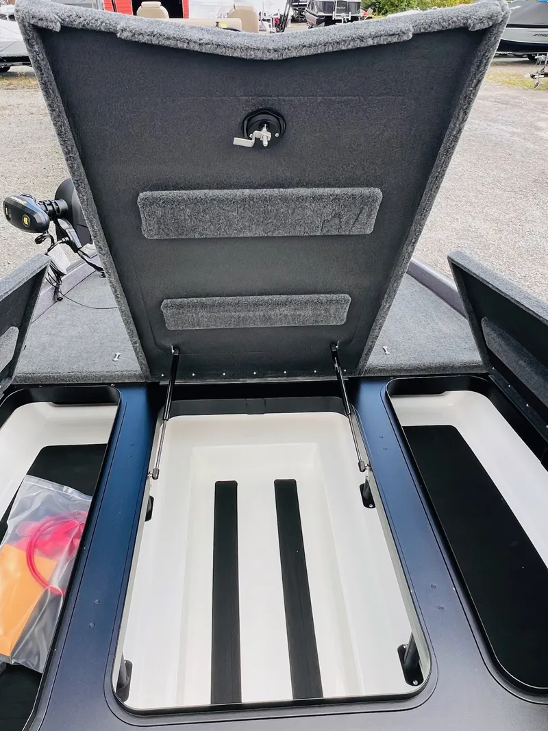 Slide: The Image of Tracker Tundra 2005 - 34