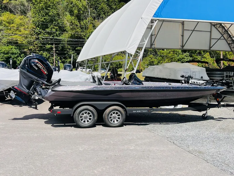 Slide: The Image of Tracker Tundra 2005 - 40