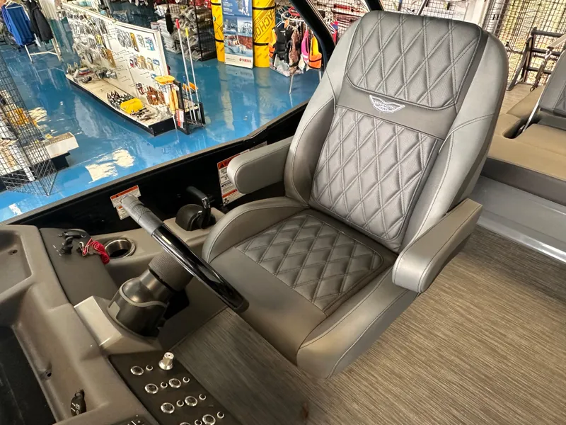 Slide: The Image of Captain's chair in 2023 Bennington 25RSBA boat, featuring diamond-stitched upholstery and control panel. - 5