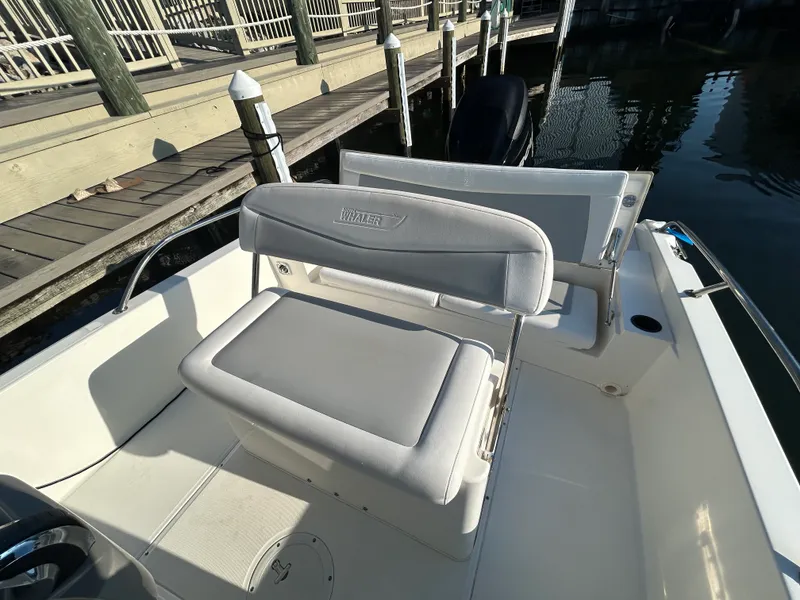Slide: The Image of Boston Whaler 210 DAUNTLESS 2016 - 14