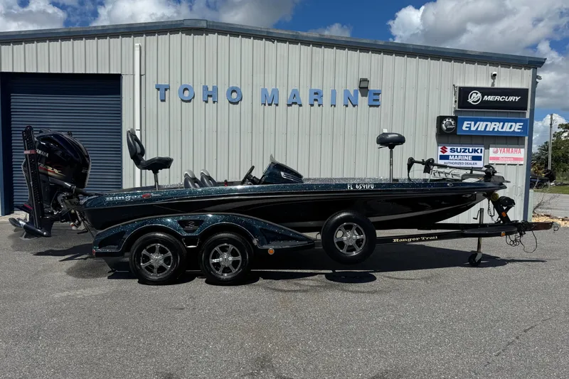 The Image of 2014 Ranger 520C boat parked outside Toho Marine dealership. - 1