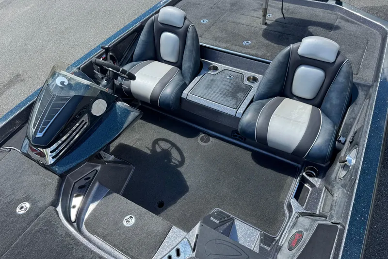 Slide: The Image of 2014 Ranger 520C boat interior with dual seats and steering console. - 9