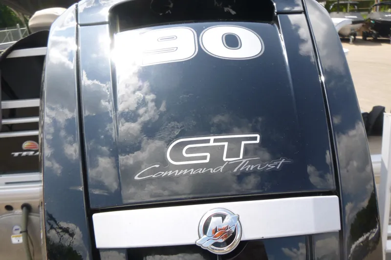 Slide: The Image of 2022 Sun Tracker Fishin' Barge 20 DLX outboard motor with Command Thrust logo. - 11