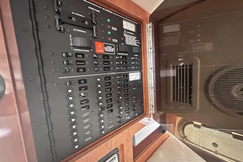 Slide: The Image of Electrical control panel on a 2004 Four Winns 298 Vista boat. - 31