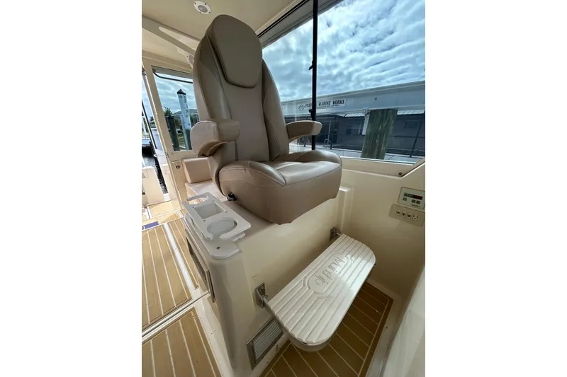 Slide: The Image of Control panel of a 2008 Mainship Pilot 34 boat with bilge pump switches. - 65