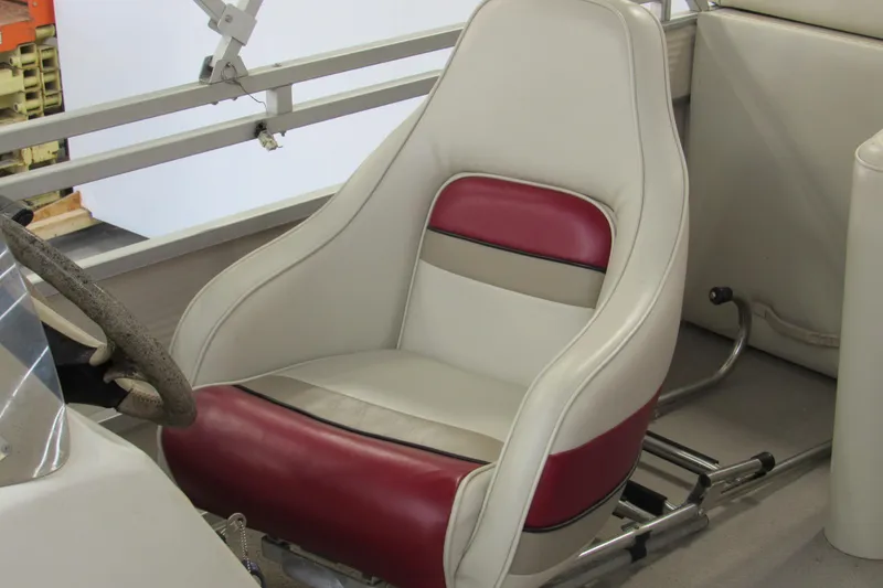 Slide: The Image of 2000 Sylvan Supreme LX boat seat with red and white upholstery. - 6