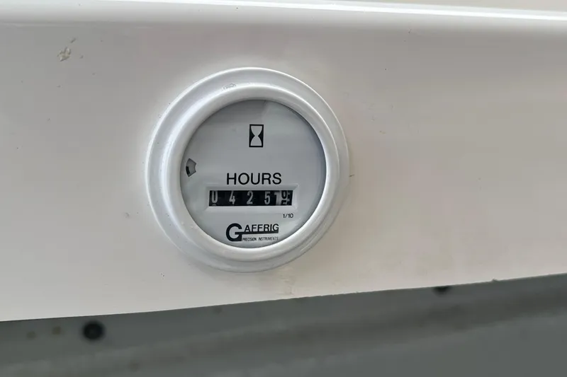 Slide: The Image of Hour meter reading 425.7 on 2003 Fountain 29 Fever boat. - 27