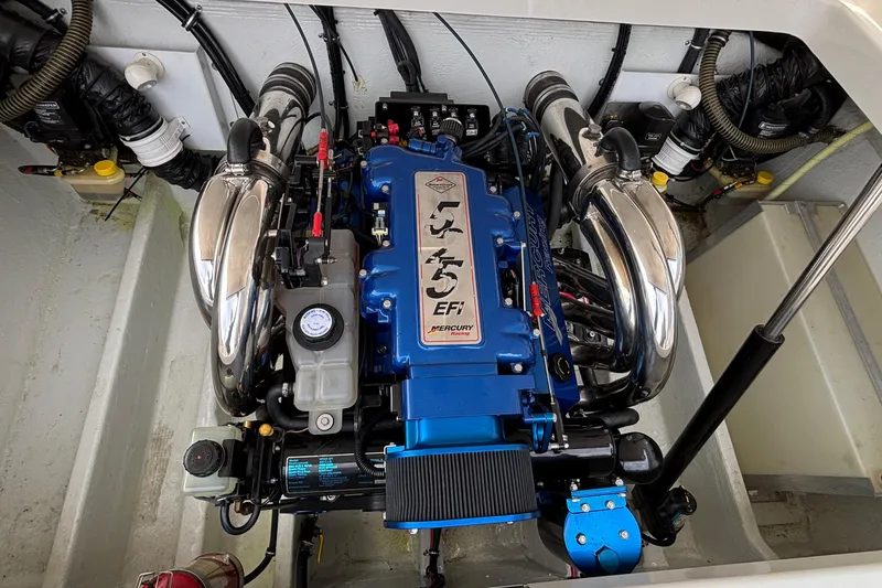 Slide: The Image of Engine of 2003 Fountain 29 Fever boat, featuring Mercury EFI system. - 29