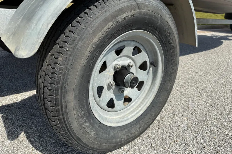 Slide: The Image of Trailer wheel of 2021 Alweld 1852 Invader on asphalt surface. - 31