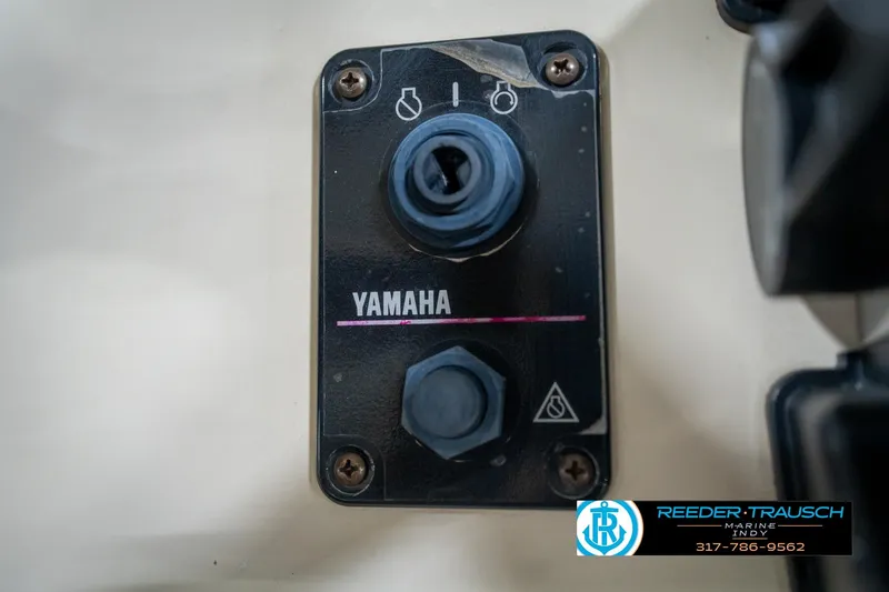 Slide: The Image of Yamaha ignition panel on a 2004 Bennington 185L boat, featuring Reeder-Trausch Marine branding. - 31