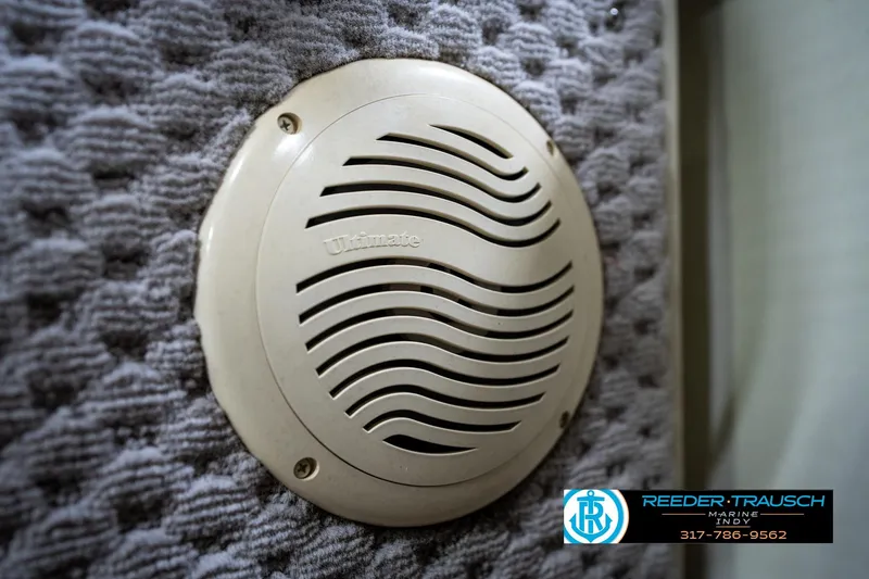 Slide: The Image of Speaker on a 2004 Bennington 185L boat with textured background. - 33