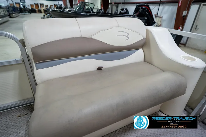 Slide: The Image of 2004 Bennington 185L boat seat in showroom, featuring beige and gray upholstery. - 34