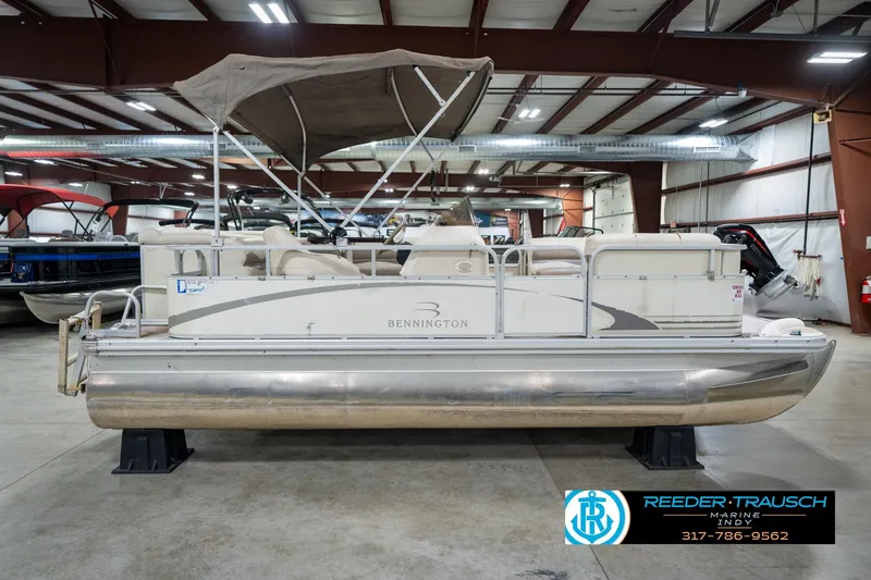 Slide: The Image of 2004 Bennington 185L pontoon boat in indoor showroom, side view. - 6