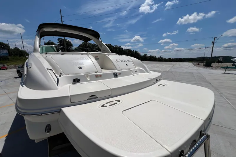 Slide: The Image of 2005 Sea Ray 290 SLX boat on a sunny day, rear view. - 20