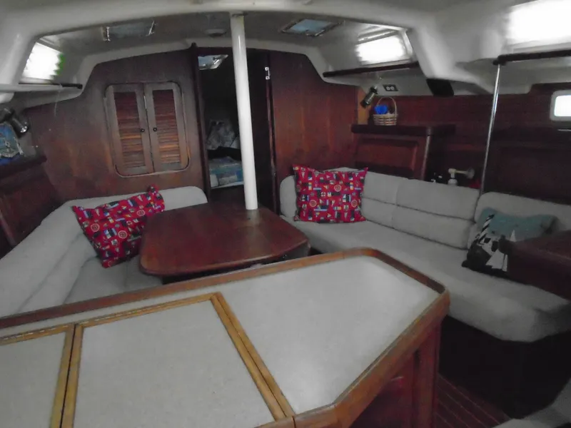 Slide: The Image of Hunter 37.5 1994 - 3