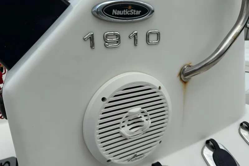 Slide: The Image of 2013 NauticStar 1910 NauticBay boat console with speaker and handle. - 18