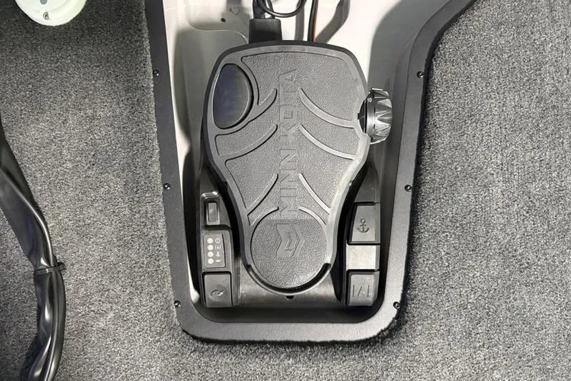 Slide: The Image of Foot pedal control in 2026 Skeeter ZXR20 SE boat, featuring Minn Kota branding. - 10