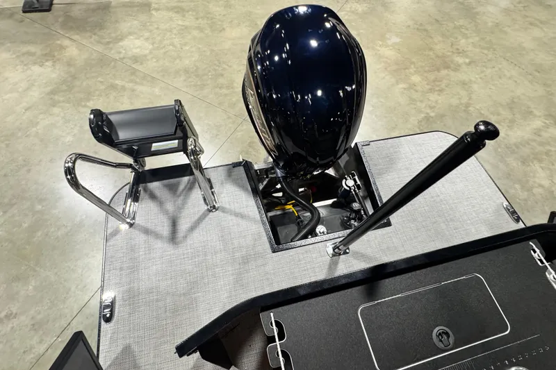 Slide: The Image of 2026 Veranda Relax VR265F2+2 boat engine and seating area on display. - 16