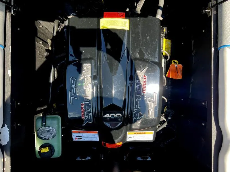 Slide: The Image of 2018 Moomba Mojo™ engine, Raptor 6.2L, 400 horsepower, top view. - 13