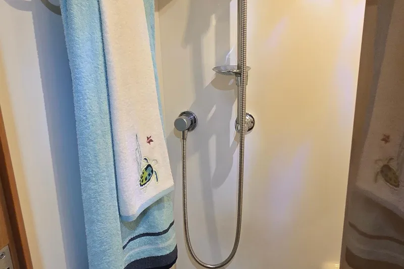 Slide: The Image of Shower area in 2003 Regal Commodore 4260 with decorative towels. - 61