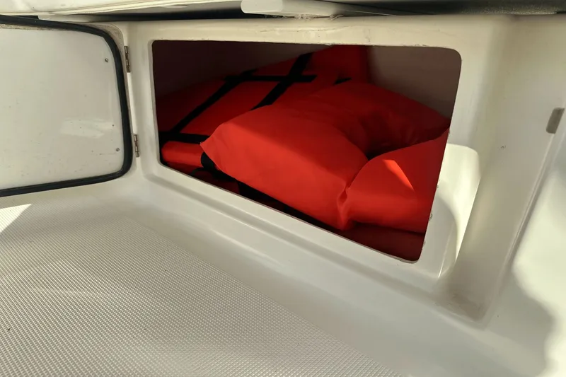 Slide: The Image of Tiara 2900 Coronet 1999 - 20