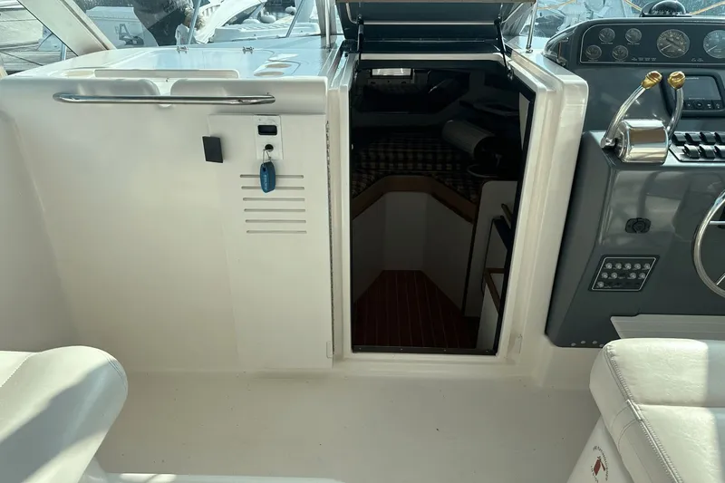 Slide: The Image of Tiara 2900 Coronet 1999 - 23