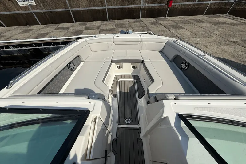 Slide: The Image of Sea Ray 290 Sundeck 2024 - 10