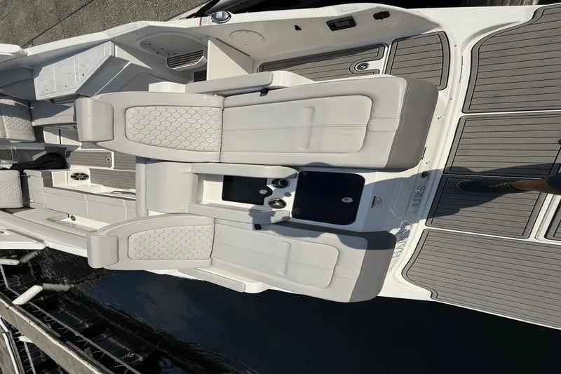 Slide: The Image of Sea Ray 290 Sundeck 2024 - 16