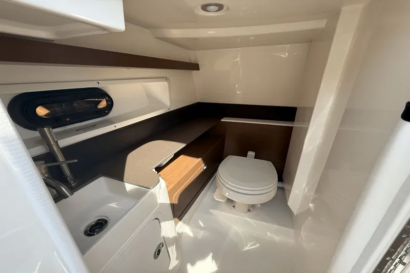 Slide: The Image of Sea Ray 290 Sundeck 2024 - 17