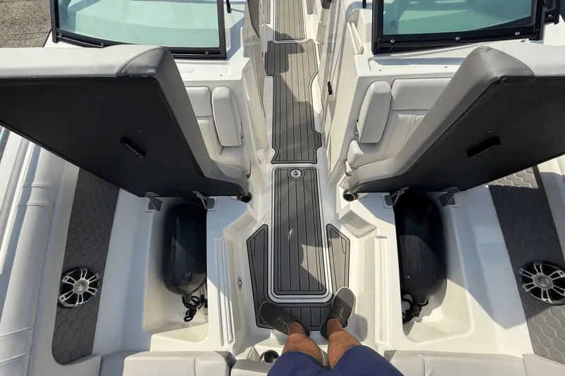 Slide: The Image of Sea Ray 290 Sundeck 2024 - 18