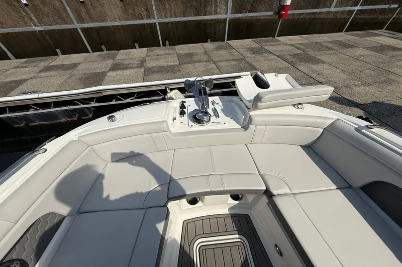 Slide: The Image of Sea Ray 290 Sundeck 2024 - 19