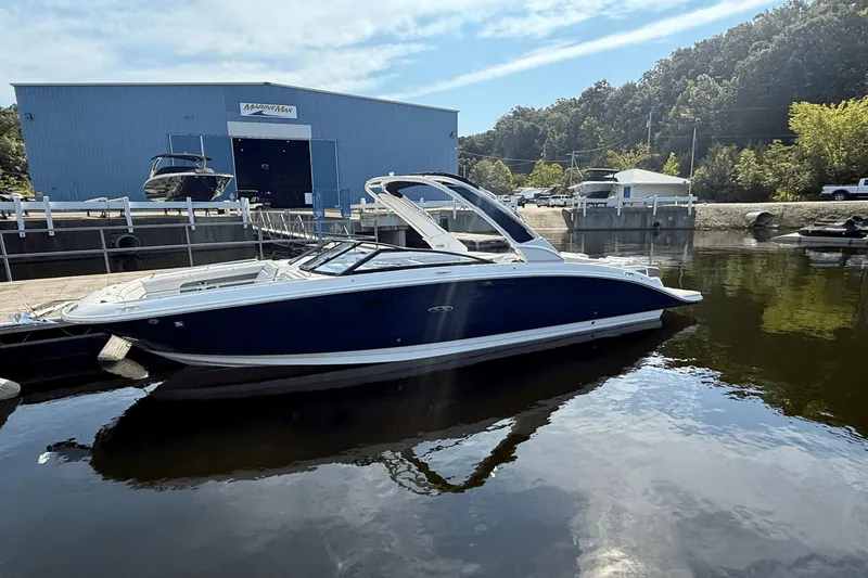 Slide: The Image of Sea Ray 290 Sundeck 2024 - 2