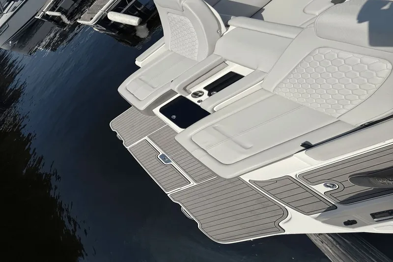 Slide: The Image of Sea Ray 290 Sundeck 2024 - 21