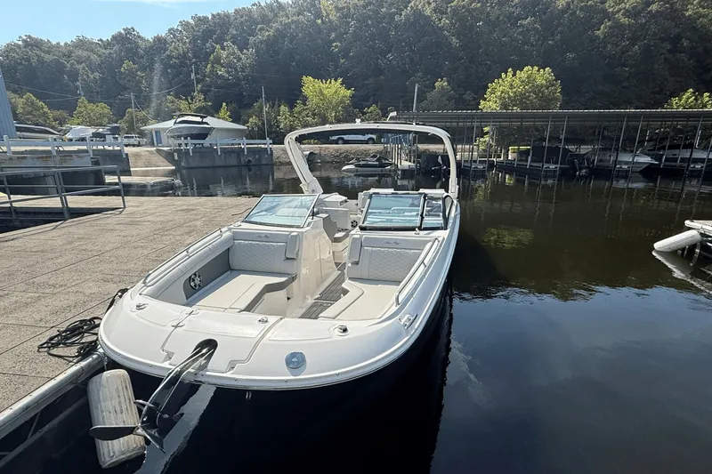 Slide: The Image of Sea Ray 290 Sundeck 2024 - 3