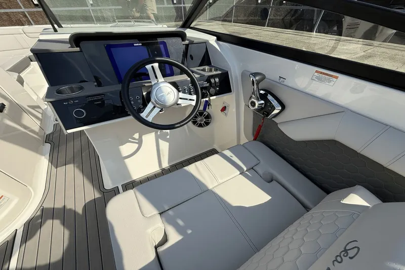 Slide: The Image of Sea Ray 290 Sundeck 2024 - 7