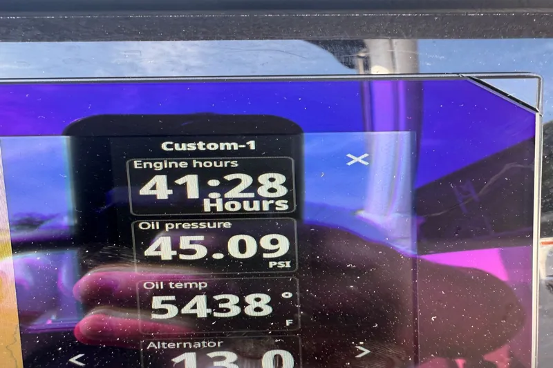 Slide: The Image of Sea Ray 290 Sundeck 2024 - 8