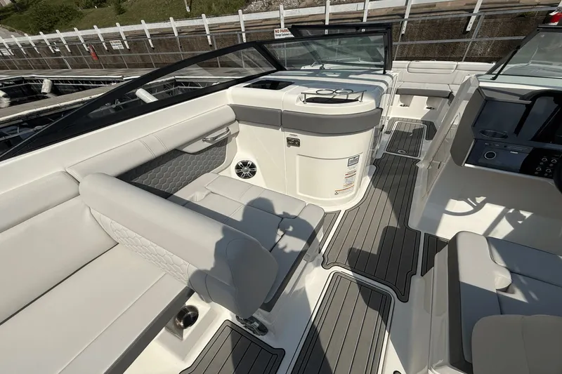 Slide: The Image of Sea Ray 290 Sundeck 2024 - 9