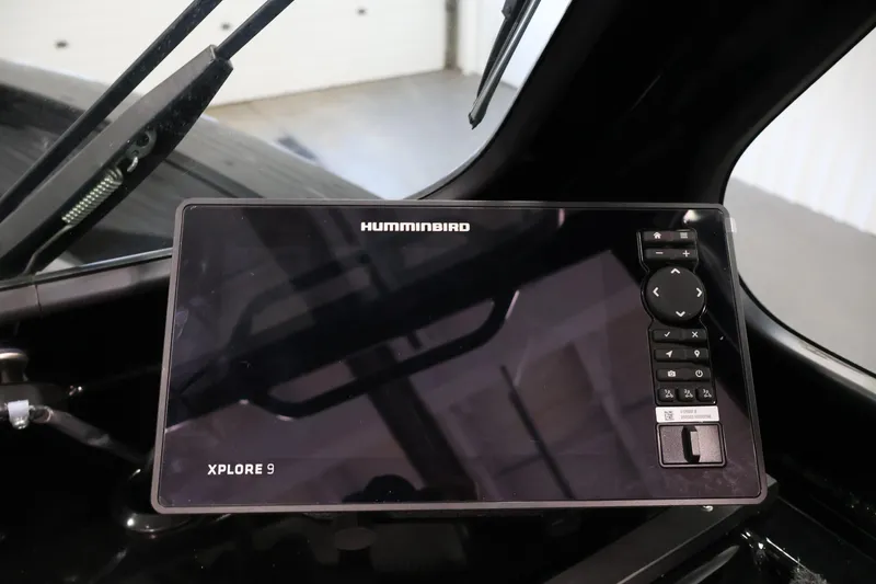 Slide: The Image of Humminbird Xplore 9 display on 2026 Crestliner 1850 Commander boat dashboard. - 18
