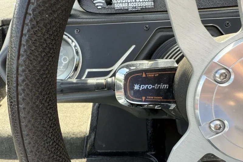 Slide: The Image of Steering wheel and trim control of 2016 Skeeter ZX250 boat. - 14
