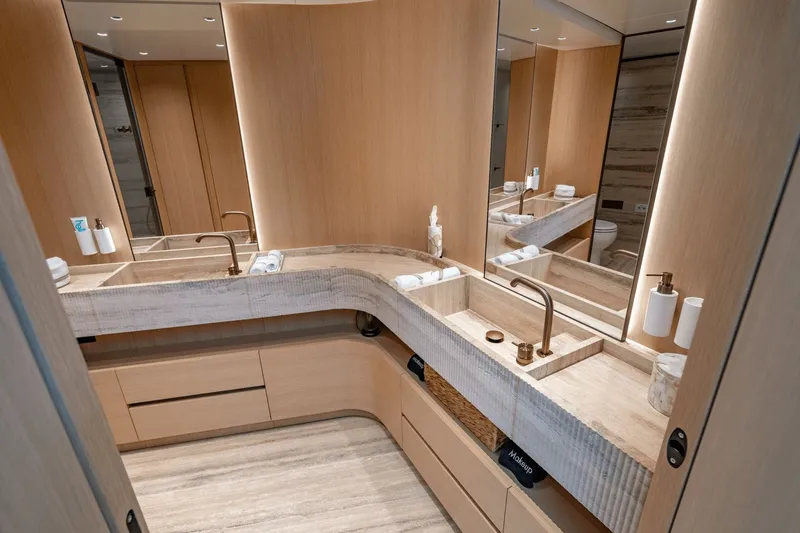 Slide: The Image of Sanlorenzo SD 90 2024 - 121