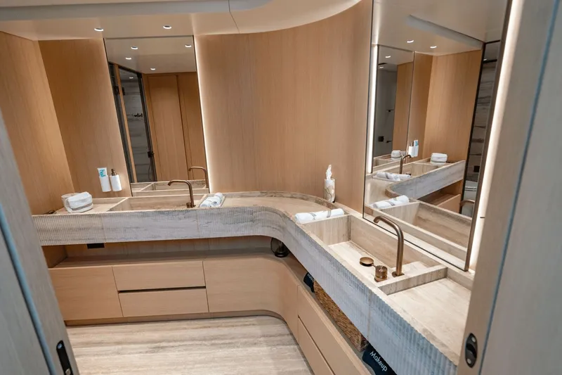 Slide: The Image of Sanlorenzo SD 90 2024 - 123