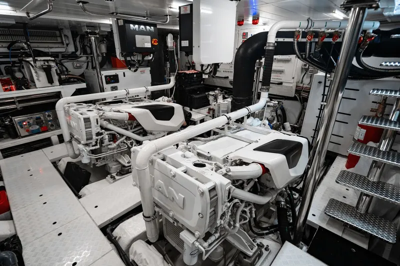 Slide: The Image of Sanlorenzo SD 90 2024 - 184